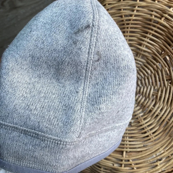 Grey Patagonia beanie size medium stretchy 100% polyester - Picture 6 of 6